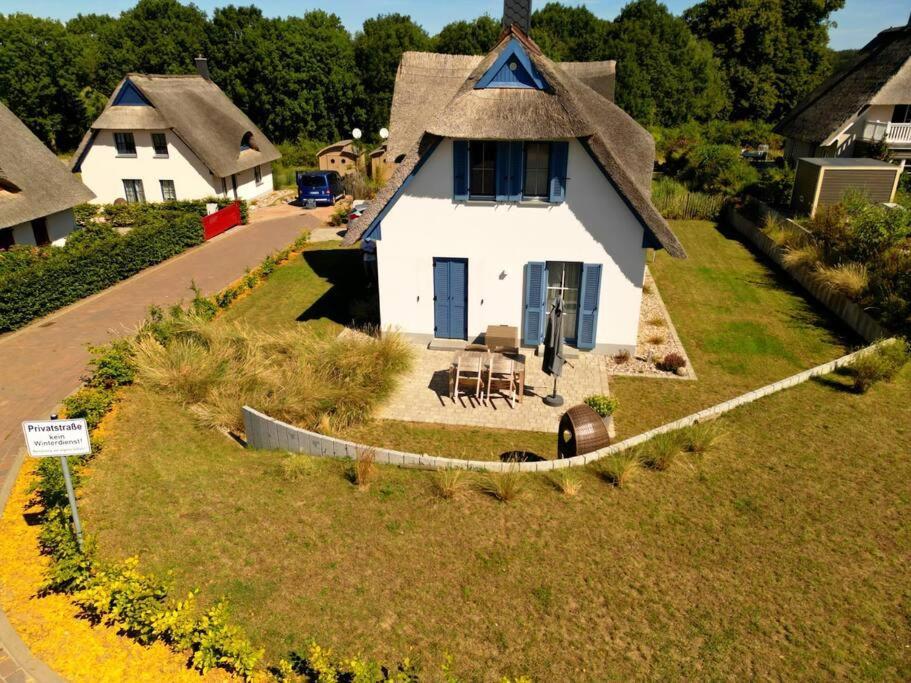 Reetdachhaus Seasons Mit Kamin & Sauna Gross Schwansee Exterior photo